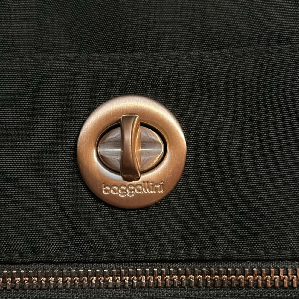 Baggallini crossbody purse olive green - Picture 2 of 11